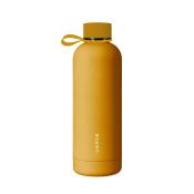 gelbe Wasserflasche aus Edelstahl mit runder Form. Der Deckel hat eine Schlaufe zum Tragen.