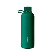 grüne Wasserflasche aus Edelstahl mit schlichter Oberfläche. Der Deckel hat eine Schlaufe zum Tragen.