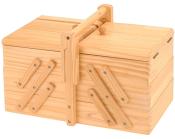 Holzkiste mit abgerundeten Ecken. Hat einen stabilen Griff. Verschiedene Holzlatten auf der Oberfläche, die eine dekorative Struktur bilden.