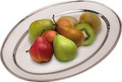 Obstplatte mit verschiedenen Früchten. Enthält grüne und rote Birnen, eine braune Birne, Kiwi und zwei Kiwis. Glänzende, silberne Platte.