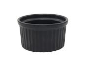 Schwarze, runde Schüssel mit geriffelter Oberfläche. Ideal für Soufflés oder kleine Beilagen.