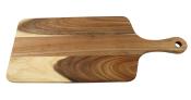 Holzschneidebrett mit abgerundeten Ecken und einem Griff. Die Oberfläche hat verschiedene Holzfarben.