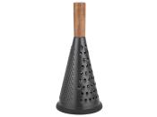 Schwarze Reibe in Kegelform mit Holzgriff. Oberfläche hat verschiedene Rillen und Löcher.