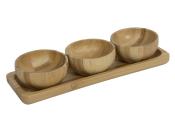 Drei runde Schalen aus Bambus auf einem rechteckigen Bambusbrett. Schalen sind glatt und haben eine natürliche Holzmaserung.
