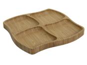 Holzplatte mit vier Vertiefungen. Abgerundete Ecken und natürliche Holzmaserung.