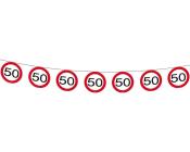 Eine Reihe von Verkehrsschildern mit der Zahl 50 in der Mitte. Rote Umrandung, weißer Hintergrund. Schilder hängen an einer Schnur.