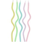 Fünf geschwungene Kerzen in verschiedenen Pastellfarben. Farben sind Gelb, Grün, Blau, Lila und Pink.