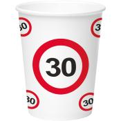 Weißer Pappbecher mit roten und schwarzen 30er Geschwindigkeitsbegrenzungen. Mehrere Symbole um den Becher verteilt.