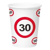 Weißer Pappbecher mit roten Verkehrsschildern. Die Schilder zeigen die Zahl 30.