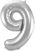 Silberne Folienballon in Form der Zahl 9. Glänzende Oberfläche, leicht gewölbt.