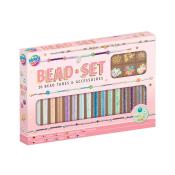 Bead Set mit 16 Röhren voller Perlen und Zubehör. Verpackung in rosa mit bunten Akzenten.