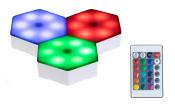 Drei hexagonale LED-Lampen in rot, grün und blau. Eine Fernbedienung mit verschiedenen Farb- und Lichtmodi.