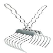 Zwei Gartenrechen mit langen, geschwungenen Griffen. Die Zinken sind aus Metall und leicht gebogen.