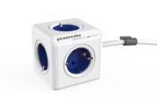 weißer Powercube mit drei Steckdosen. Ecken abgerundet, Kabelanschluss an der Seite.