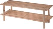 Holzregal mit zwei Ablagen. Die Konstruktion ist aus schmalen Holzlatten.