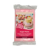 Paket mit rosa Zuckermasse für Tortendekoration. Auf der Verpackung sind bunte Torten und Kekse abgebildet.