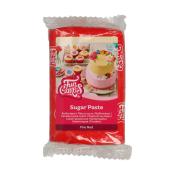 Rote Zuckerpaste in einer Verpackung. Auf der Vorderseite sind dekorierte Kuchen abgebildet.