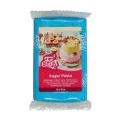 Blaue Zuckerpaste in Verpackung. Geeignet zum Dekorieren von Kuchen.