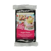 Paket mit schwarzer Zuckermasse. Auf der Verpackung sind bunte Torten und Cupcakes abgebildet.