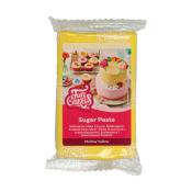 Gelbe Verpackung mit Zuckerpaste. Auf der Vorderseite sind dekorierte Kuchen und Muffins abgebildet.