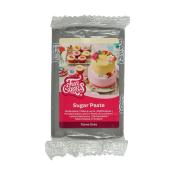 Verpackung mit grauer Zuckerpaste. Aufdruck mit bunten Torten und dem Schriftzug Sugar Paste.