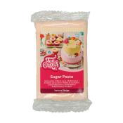 Packung mit Zuckerpaste in natürlichem Beige. Abgebildete Torten und Cupcakes mit bunten Verzierungen.