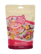 Tüte mit gelben Deco Melts. Abgebildete Süßigkeiten und ein dekorierter Kuchen.