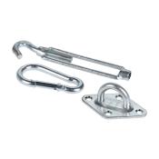 Drei Metallteile: ein Haken, ein Karabiner und eine Halterung. Alle Teile sind silberfarben und aus Metall.