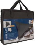 Schattentuch in Form eines Dreiecks, Maße 3x3x3 Meter. Verpackt in einer tragbaren Tasche.