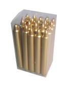 Packung mit goldenen Kerzen. 15 Kerzen in verschiedenen Höhen. Spitze Form, glänzende Oberfläche.