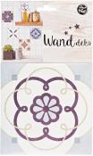 Wanddeko mit floralem Muster in lila und beige. Hintergrund in hellen Farben.