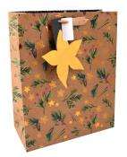 Geschenktüte aus braunem Papier mit grünem und gelbem Muster. Dekoriert mit einem gelben Stern und einer Anhängerkarten.