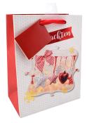 Geschenktüte in rot und weiß mit Weihnachtsmotiven. Auf der Vorderseite sind Sterne und ein Herz abgebildet.