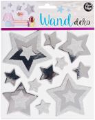 Silberne Wanddekoration in Form von Sternen. Verschiedene Größen und glitzernde Oberflächen.