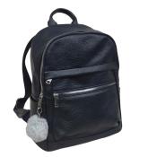 Schwarzer Rucksack aus strukturiertem Material. Mit einem grauen Pompon als Anhänger.