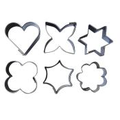 Sechs Ausstechformen aus Metall. Formen: Herz, Schmetterling, Stern, Blume, gefüllte Blume, sternförmig. Glänzende Oberfläche.