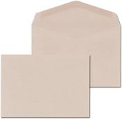 Beige Umschlag mit passender Karte. Schlichtes Design ohne Muster.
