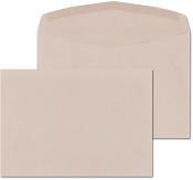 Beige Umschlag und passendes Blatt Papier. Der Umschlag hat eine spitze Klappe. Das Papier ist unbedruckt und hat eine matte Oberfläche.