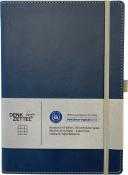 Dunkelblaues Notizbuch im A5-Format. Es hat 192 karierte Seiten aus Recyclingpapier.