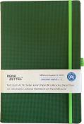 grünes Notizbuch, A5-Format, 192 karierte Seiten. Hergestellt aus 100% Recyclingpapier. Mit Stiftschlaufe, Leseband, Elastikband und Papierfaltasche.