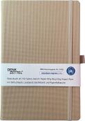 Beige Notizbuch im A5 Format mit 192 karierten Seiten. Es hat eine Stiftschlaufe, ein Leseband und einen Gummibandverschluss.