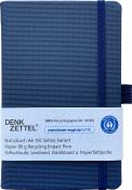 Dunkelblaues Notizbuch im A6 Format. Es hat 192 karierte Seiten und einen elastischen Verschluss.
