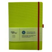 grünes Notizbuch im A5-Format mit rotem Gummiband. Es hat 192 karierte Seiten aus Recyclingpapier.