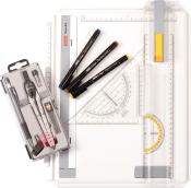 Geometrie-Set mit Zirkel, Bleistift und Lineal. Vier schwarze Pigmentliner in verschiedenen Farben. Transparentes Geodreieck und Winkelmesser.