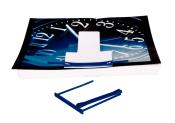 Ein Stapel von Papier mit einem U-förmigen blauen Halter. Auf dem oberen Blatt ist eine Uhr abgebildet.