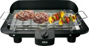Elektrischer Grill. Grillrost mit zwei Rindersteaks und einem Spieß mit buntem Gemüse. Schwarz und silberne Farben. Temperaturregler an der Seite.