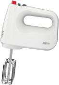 Weißer Handmixer mit einem ergonomischen Griff. Zwei Rührbesen sind sichtbar.