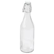 Klare Glasflasche mit einem weißen Deckel und einem Drahtverschluss. Die Flasche hat eine schmale, hohe Form.