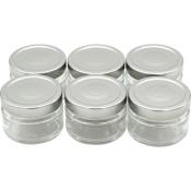 Sechs kleine Gläser mit silbernen Deckeln. Die Gläser sind transparent und rund.