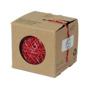 Kartonverpackung mit rotem und weißem Garn. Garn ist aufgerollt, 45 Meter lang, 2 mm dick. Verpackung aus recycelbarem Material.